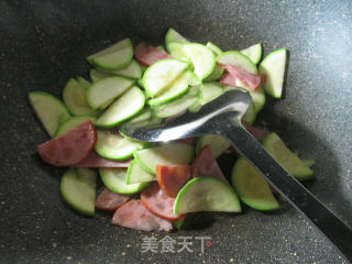 Stir-fried Zucchini with Elbow Ham recipe