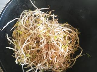 Stir-fried Leek with Mung Bean Sprouts recipe