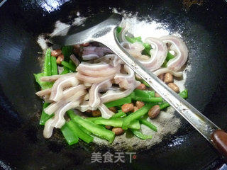 Fried Pork Ears with Peanuts and Light Pepper recipe