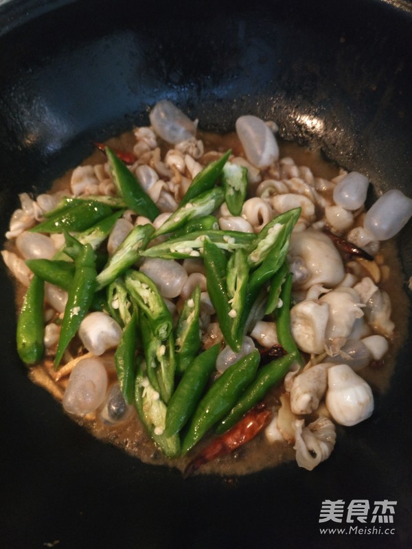Stir-fried Fish Bubbles with Green Peppers recipe
