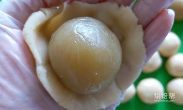 Lotus Seed Paste and Egg Yolk Mooncake 63g recipe