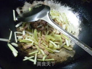 Stir-fried Tenderloin with Leek Sprouts recipe