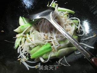 Loofah Stir-fried Mung Bean Sprouts recipe
