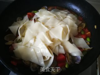 Fried Noodles with Clams and Tomatoes recipe