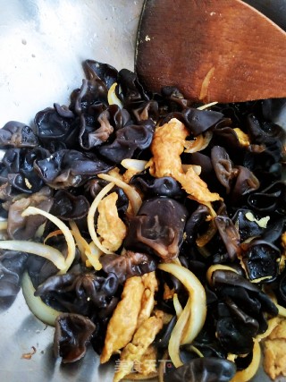 Fried Fungus with Eggs recipe
