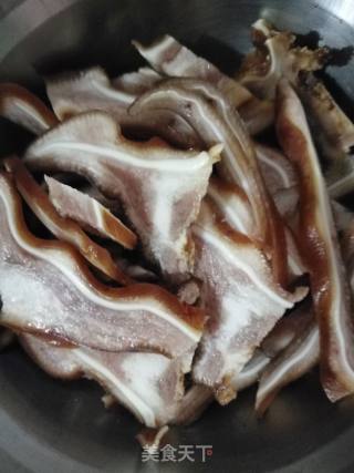 *reunion Rice* Stir-fried Pork Ears with Garlic Moss recipe