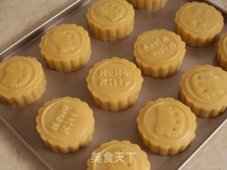 Cantonese-style Moon Cake with Lotus Seed Paste (with Invert Syrup and Lotus Seed Paste Filling) recipe