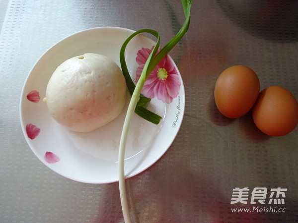 Pan-fried Steamed Buns and Omelettes recipe