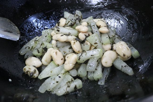 Fried Winter Melon and White Kidney Beans with Olive Vegetables recipe