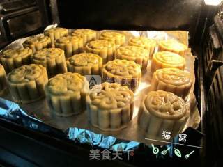 Cantonese Egg Yolk Mooncake recipe