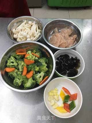 Stir-fried Pork with Broccoli and White Mushroom recipe