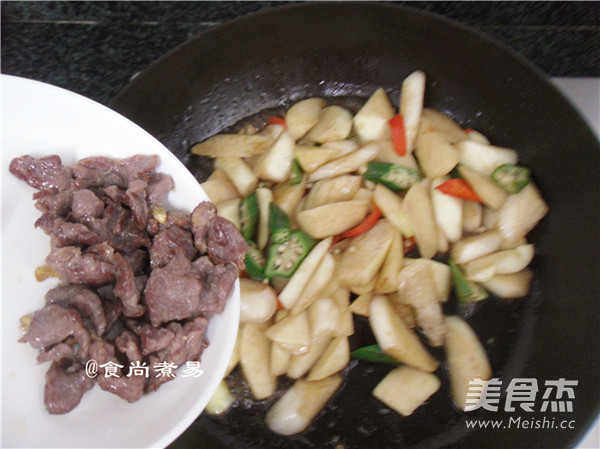 Stir-fried Rice White with Beef and Okra recipe