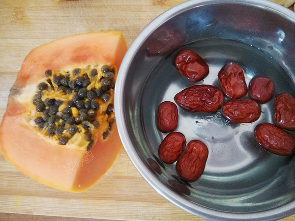 Red Dates, Papaya and Crucian Carp Soup recipe