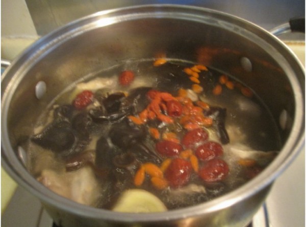 Wine-flavored Black Fungus Pot Chicken recipe