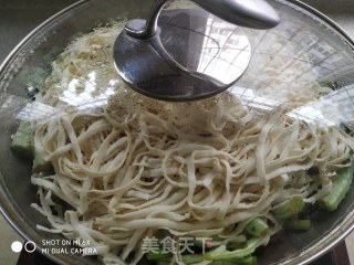 Steamed Noodles with Beans and Garlic Moss recipe