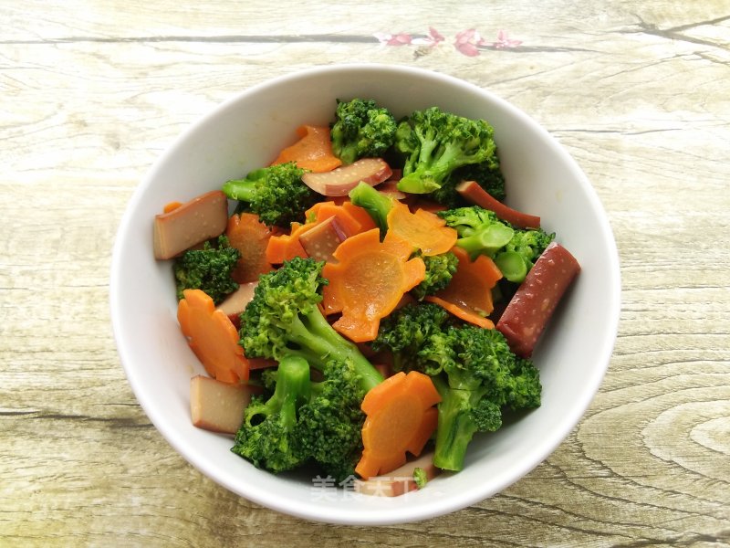 Scrambled Eggs with Broccoli and Carrots recipe