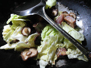 Boiled Cured Chicken Drumsticks with Mushrooms and Cabbage recipe