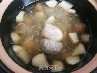 Strawberry Yam and White Fungus Soup recipe