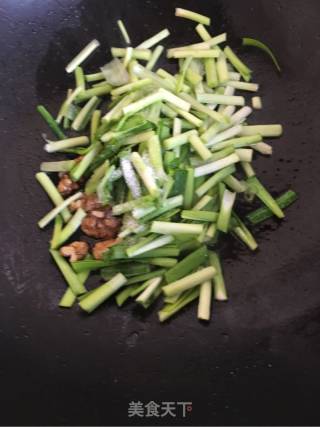 Stir-fried Walnuts with Leeks recipe