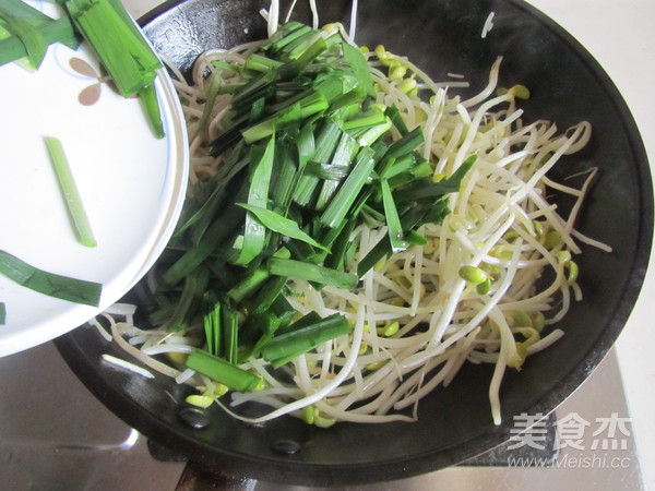 Stir-fried Soy Sprouts with Leek recipe